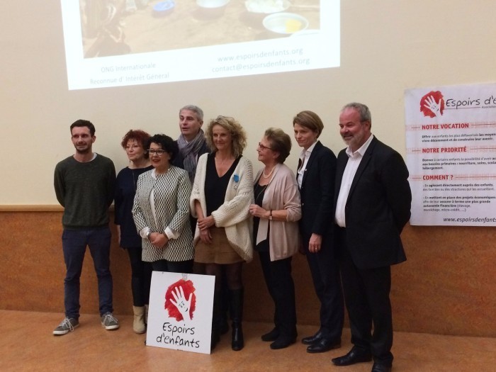 Remise de la medialle de l'ordre du merite à Isabelle Legendre pour son association espoirs d'enfants