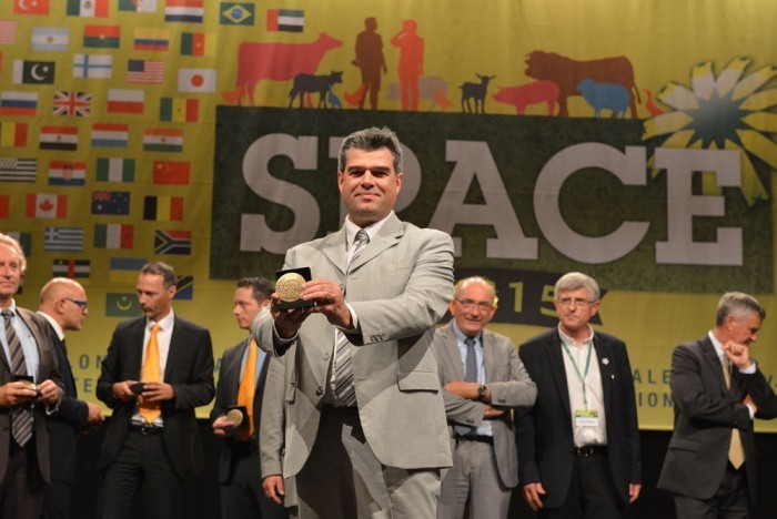 CCPA_JF-Labarre-directeur-technique-du-GROUPE-CCPA-recoit-le-prix-dhonneur-au-SPACE