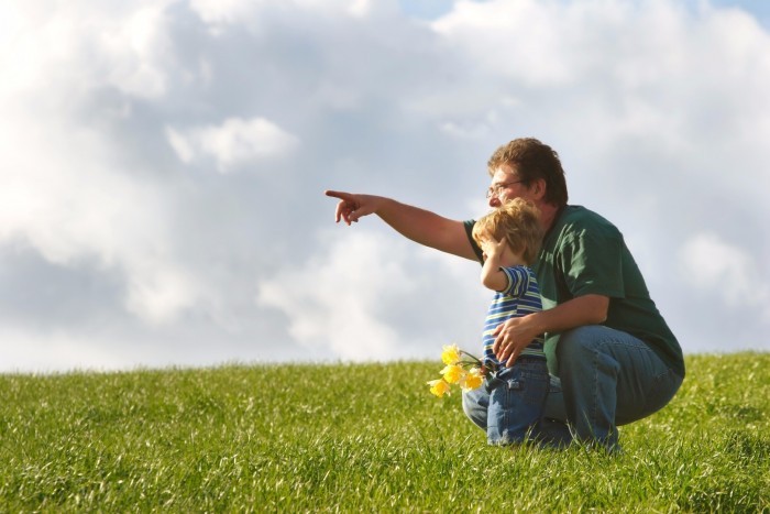 un_pere_et_son_enfant_dans_la_nature